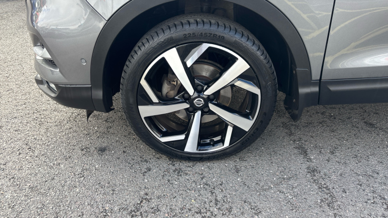 Nissan Qashqai 1.3 DiG-T 160 Tekna 5dr Petrol Hatchback